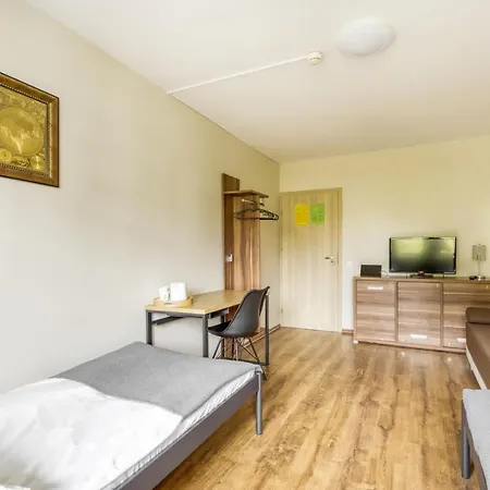 Krokodyl-stara Praga -czapelska 24 Hostel Varşova